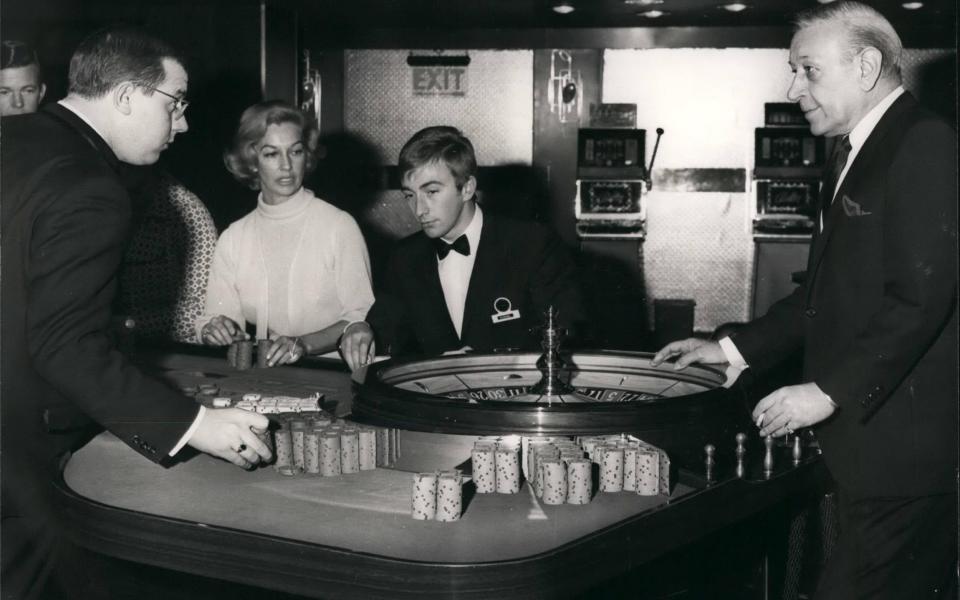 George Raft (far right) worked as casino director at the Colony Club until he was barred from the country - Keystone Press / Alamy Stock Photo