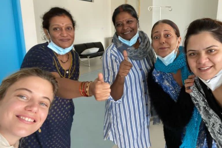 Justina Bustos, junto a algunas mujeres con las que estuvo aislada cuando dio positivo de Covid en la Isla Mauricio