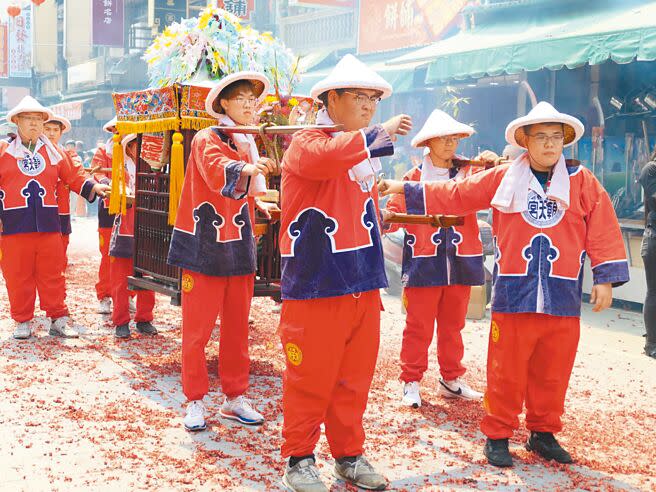 日本青森縣大間町稻荷神社分靈雲林縣北港朝天宮媽祖，名為「大間天妃媽祖」，16日大間天妃媽祖進香團依古禮前來朝天宮，完成謁祖進香心願。（張朝欣攝）