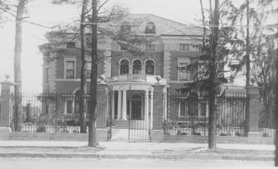 Roberson Mansion on Front Street in Binghamton, about 1910.