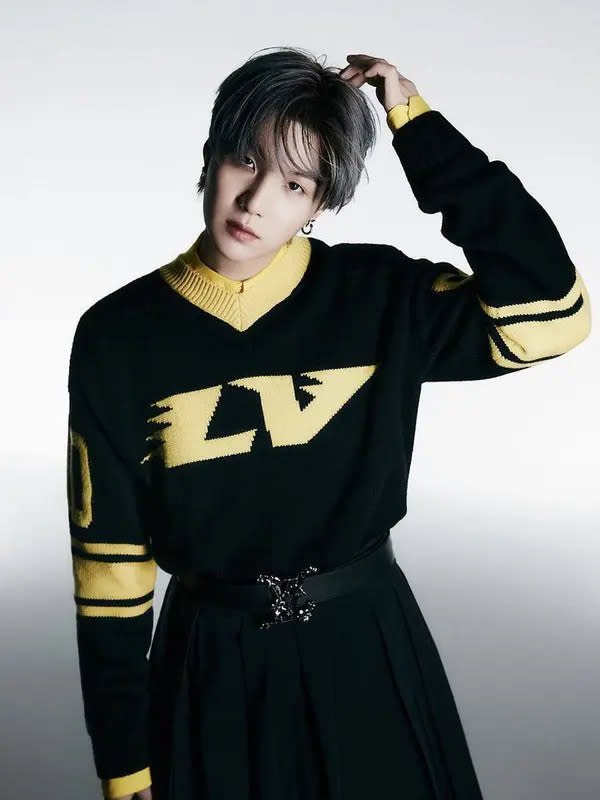 Suga BTS tampil eye catching dengan sweater didominasi warna kuning dan hitam dengan detail tulisan LV warna kuning di bagian depan dipadu bawahan hitam. Belt berlogo LV silver mebjadi point penting dalam tampilannya. @GQ_Korea.