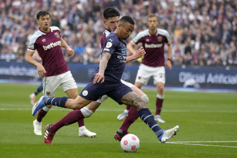 Gabriel Jesús maniobra ante Declan Rice; el City rescató un empate pero la Premier sigue expectante