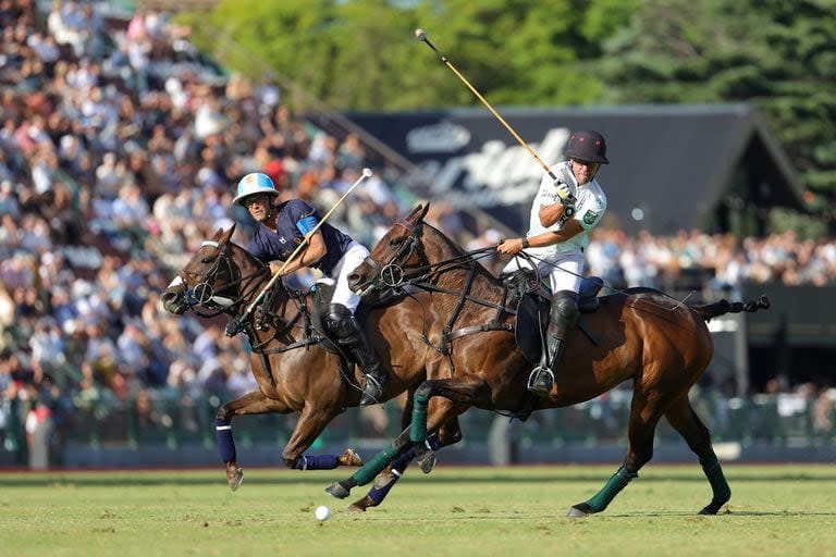 Cuarenta y ocho años, 23 finales de Palermo por La Dolfina: Adolfo Cambiaso, que ejecuta un cogote ante el back de La Hache, Francisco Elizalde, fue decisivo en los momentos calientes del cierre de la zona A del Campeonato Argentino Abierto.