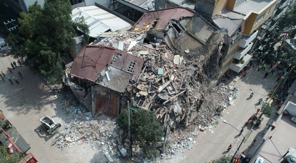 Uno de los edificios que se derrumbaron tras el sismo de 7.1. Foto: Getty Images.