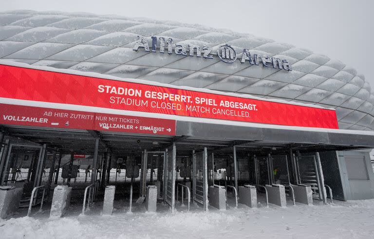 "Stadium closed. Match cancelled", se puede ver en el letrero en el acceso principal al Allianz Arena; no había posibilidad de jugar - Créditos: @Sven Hoppe