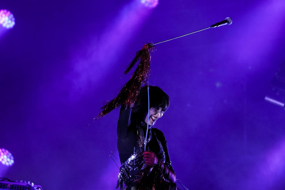 Karen O de la banda Yeah Yeah Yeahs durante su concierto en el festival Corona Capital en la Ciudad de México el 19 de noviembre de 2022. (Foto AP/Eduardo Verdugo)