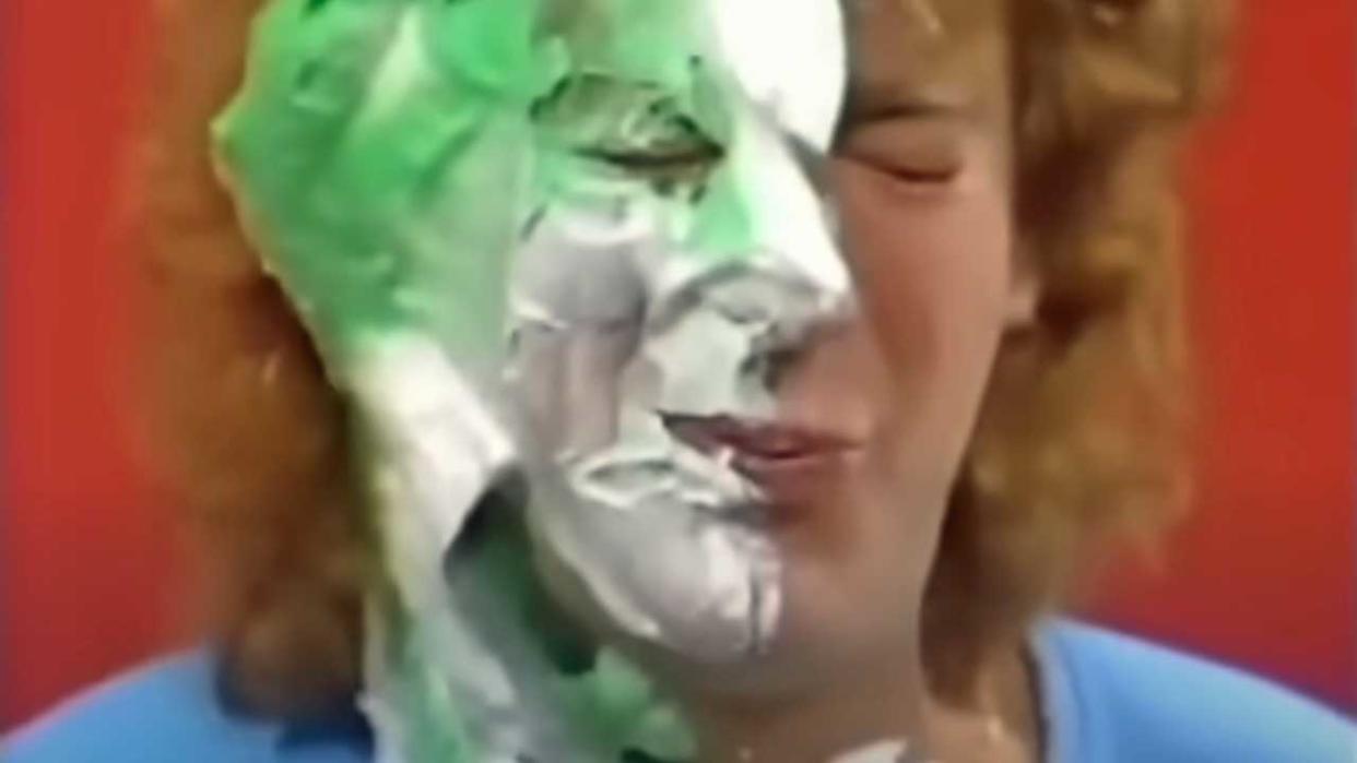  Robert Plant covered in "pie". 