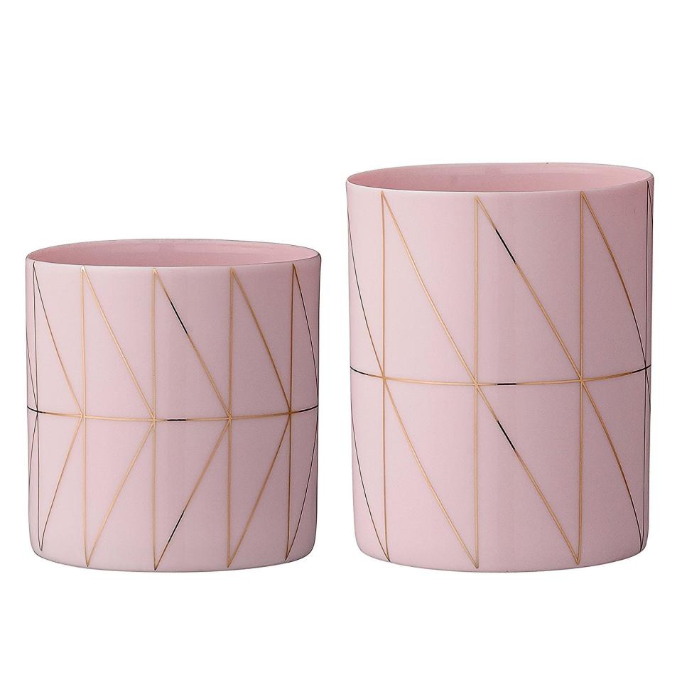 The perfect way to add a <a href="http://www.huffingtonpost.com/entry/how-to-use-blush-pink-in-home-decor_us_59ca76cbe4b01cc57ff60242?zy9" target="_blank">touch of blush</a> to your home. <a href="https://www.amazon.com/dp/B01BDBFR34/ref=strm_fun_201_nad_39_4" target="_blank">Shop them here</a>.&nbsp;