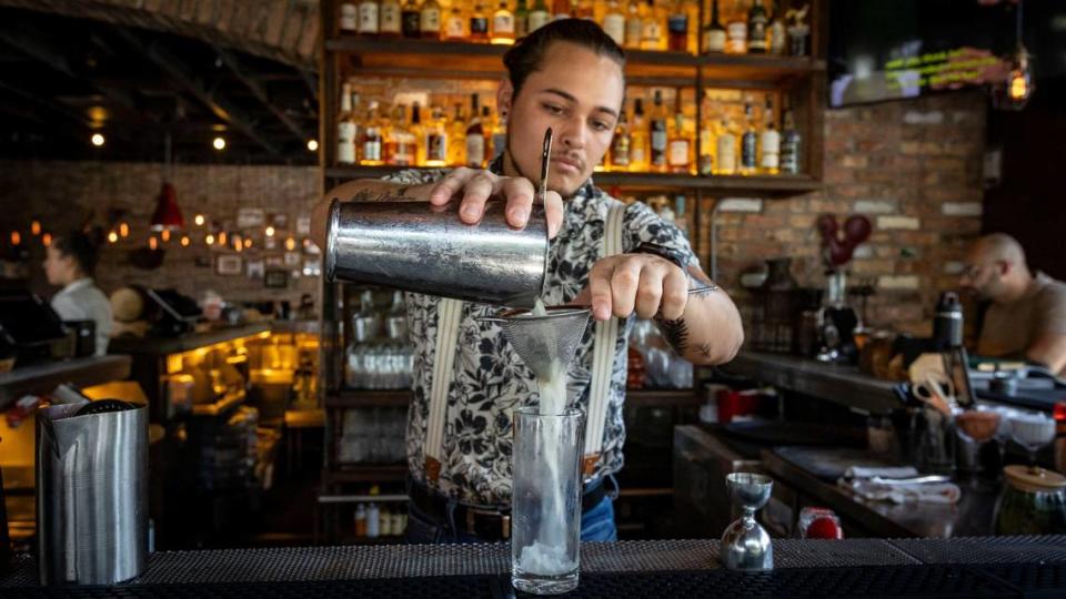 El barman Carlos Irias preparando un mojito en la barra de Finka Table and Tap, en Miami.