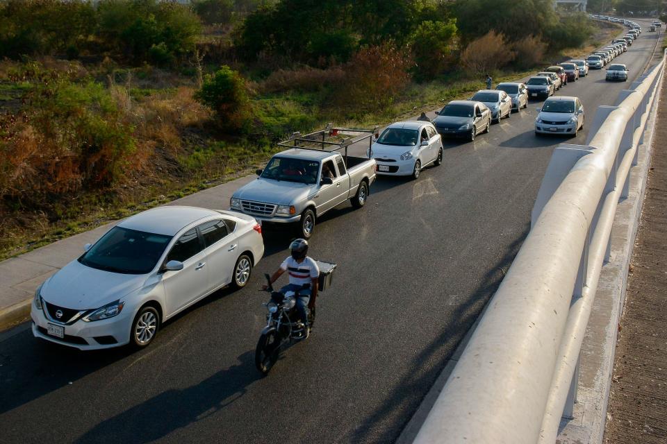 CULIACÁN, SINALOA. 01JUNIO2020.- Haciendo cola por lo "esencial". Hasta un kilómetro y por tres horas automovilistas hicieron cola para comprar cerveza en un expendio de la zona norte de la ciudad. La semana pasada Gobierno del Estado canceló la Ley seca, la cual habí­a sido implementada para prevenir contagios masivos de Covid-19 en Sinaloa, y autorizó de nuevo la venta de cerveza provocando que la gente abarrotara los expendios. FOTO: JUAN CARLOS CRUZ/CUARTOSCURO.COM