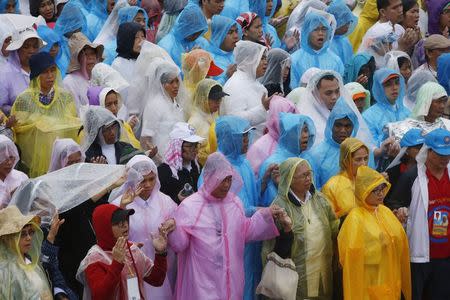 Catholics pray during a Mass led by Pope Francis at Rizal Park in Manila January 18, 2015. REUTERS/Erik De Castro