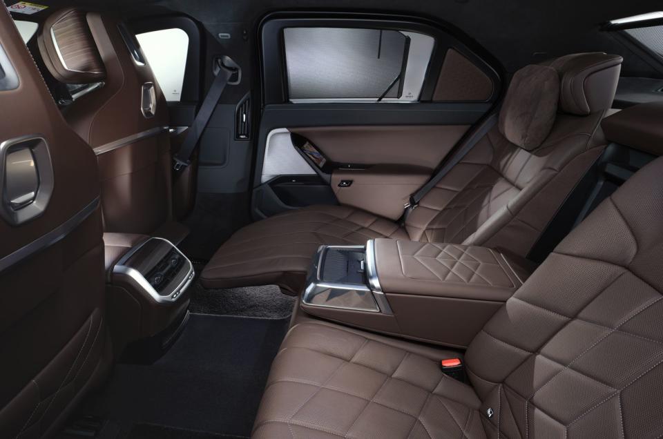 車內裝飾選項豐富，包括高光橡木、棕色鐵木、碳纖維和金屬灰橡木等多種選擇，所有選項均搭配‘Merino’黑色真皮內飾，為乘客提供奢華舒適的乘坐體驗。