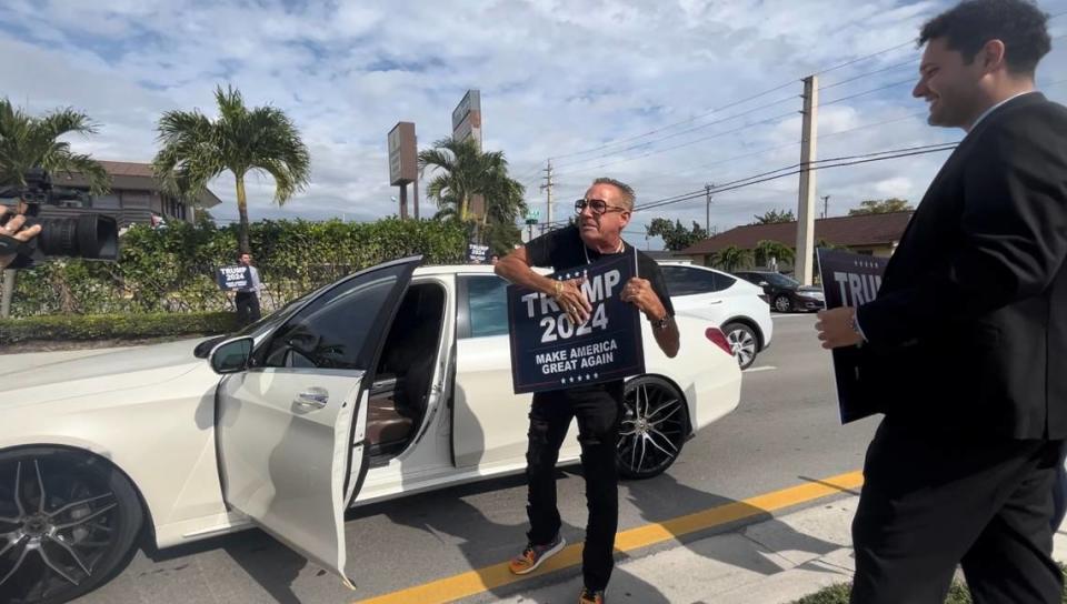 Simpatizante del expresidente Trump detuvo su vehículo en East 49th St en Hialah para mostrar su apoyo al político, durante una manifestación de residentes y concejales de la ciduad