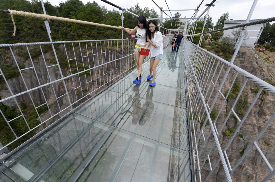 Glasbrücken gehören überall in China zu Touristenattraktionen. Diese hier im Nationalpark Shiniuzhai ist über 300 Meter lang. (Bild: REUTERS/China Daily)