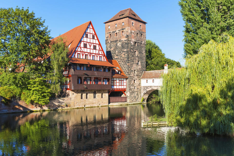Weltweit gesehen belegt Nürnberg zwar nur den zweiten Platz im Ranking, verglichen mit deutschen Städten ist die bayerische Großstadt allerdings die attraktivste. Doch damit nicht genug: Sogar bei den Lebenshaltungskosten kann Nürnberg punkten – diesbezüglich liegt es nämlich weitab auf Platz 169.
