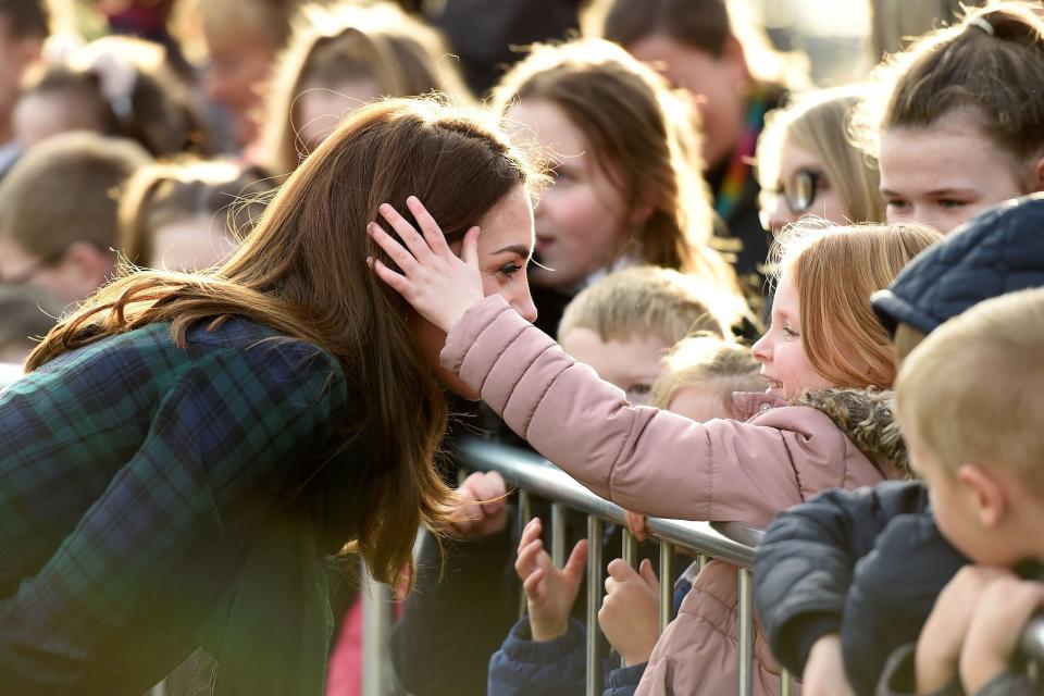 Das Mädchen berührt das Haar der Herzogin. (Bild: Getty Images)