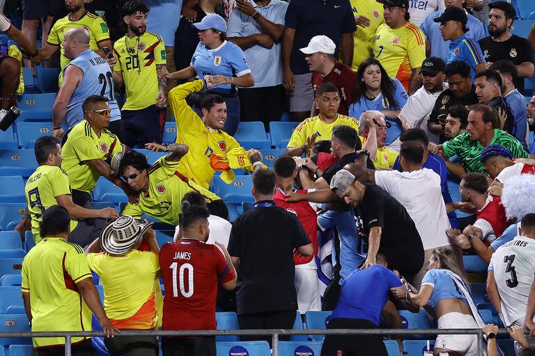 La pelea generalizada en el platea luego de Colombia-Uruguay entre hinchas y jugadores
