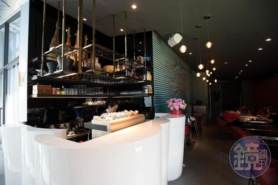 鹽之華新餐廳用餐空間一分為二，圖為西班牙小點區，也是獨立空間的酒吧。