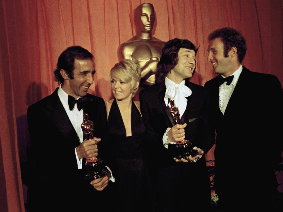 (De izquierda a derecha) los ganadores del Óscar Manuel Arango, Joey Heatherton, Robert Amram y James Caan al recibir su premio de la Academia en 1971 en la categoría de Mejor Corto Documental "Centinelas del Silencio". (AP)