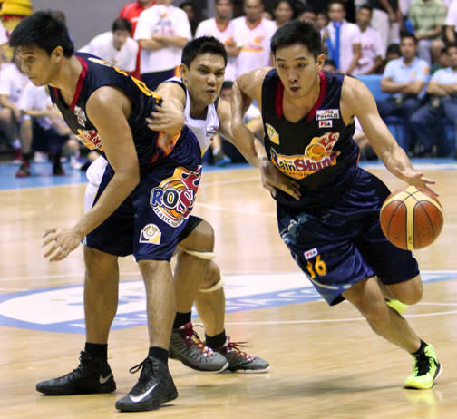 Jeff Chan uses a pick set by Jervy Cruz to get past PJ Simon. (PBA Images)