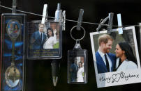 <p>Algunos de los recuerdos de la ceremonia que se pueden conseguir estos días en Londres. (Foto: Toby Melville / Reuters). </p>