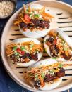 <p>Comment résister à ces gua baos au porc laqué mi-sucré mi-épicé, agrémentés d’un coleslaw de carotte ? </p><p>Découvrir la recette <a href="https://www.gastrosenses.com/blog/gua-bao-with-glazed-pork-belly/" rel="nofollow noopener" target="_blank" data-ylk="slk:ici;elm:context_link;itc:0;sec:content-canvas" class="link ">ici</a></p><br>