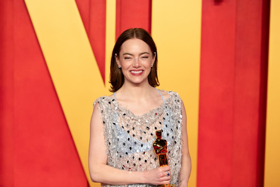 Emma Stone holding her Oscar