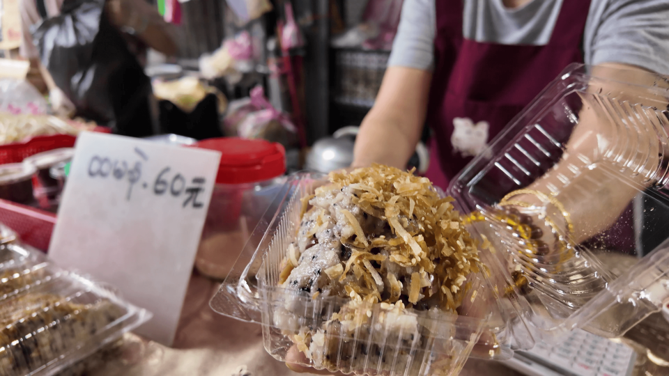 華新街當中的緬泰甜點鹹米糕風味特殊，深受歡迎。（鏡新聞）