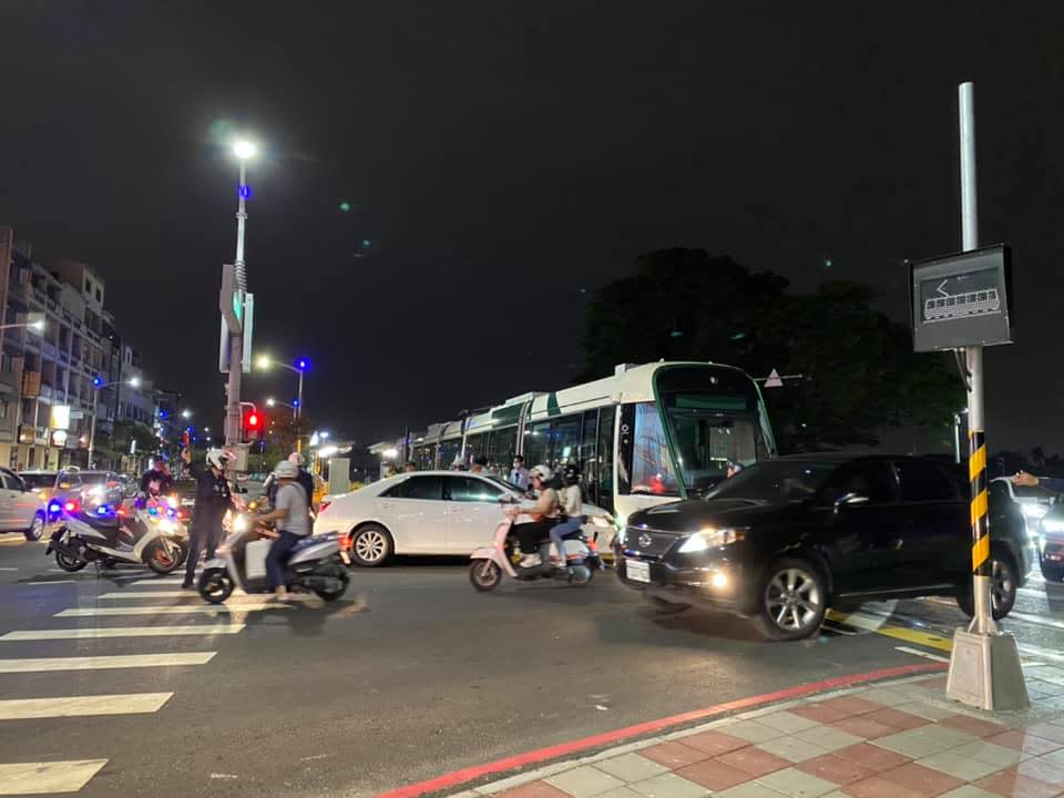 高雄輕軌列車行經凱旋三路、二聖路口時，被一輛白色轎車擦撞車身。   圖：翻攝臉書