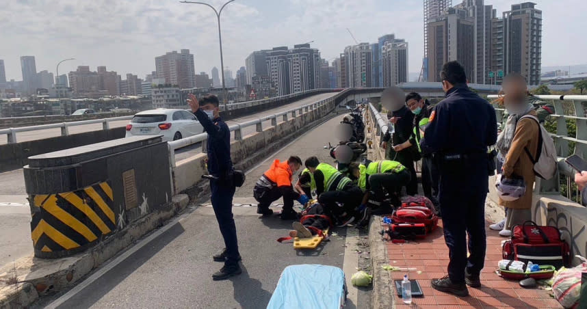 蔡女不慎於下橋處自摔，機車上的物品全灑落，甚至地上還留有大片血跡，場面相當驚恐。（圖／警方提供）