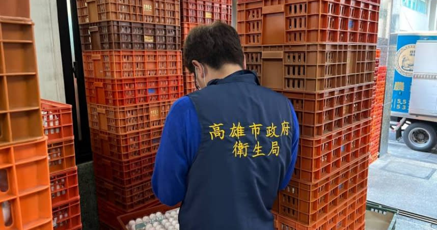 高雄市衛生局今（25日）派員至台農蛋品公司位於鹽埕區蛋行查察。（圖／高市衛生局提供）