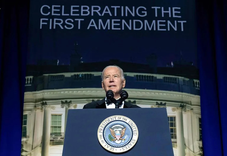 El presidente de los Estados Unidos, Joe Biden, habla durante la cena de la Asociaci&#xf3;n de Corresponsales de la Casa Blanca en el Washington Hilton en Washington, DC, el 29 de abril de 2023