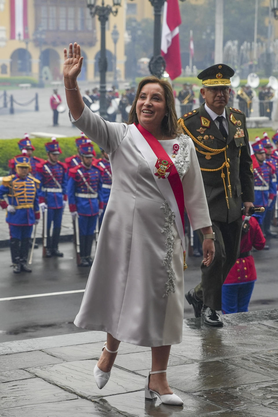 La presidenta peruana, Dina Boluarte, llega a la Catedral para asistir a misa el Día de la Independencia en Lima, Perú, el domingo 28 de julio de 2024. (AP Foto/Guadalupe Pardo)