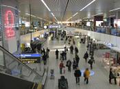 Platz neun geht an den niederländischen Schiphol Airport nahe Amsterdam. Der viertgrößte Flughafen Europas zählte 2014 rund 55 Millionen Fluggäste. Bereits seit 1916 ist der 2.787 Hektar große Airport in Betrieb.