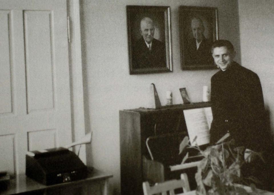 Joseph Ratzinger, como profesor de Teología, en su recámara de la Universidad de Freising, en 1959. Agency KNA via Getty Images