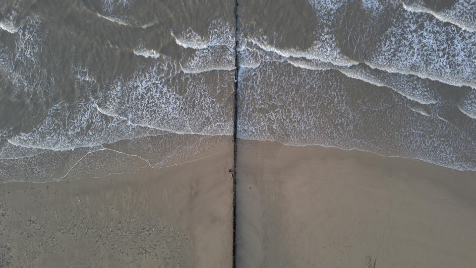 Photo of a beach and groyne from above taken with the Holy Stone Sirius HS900