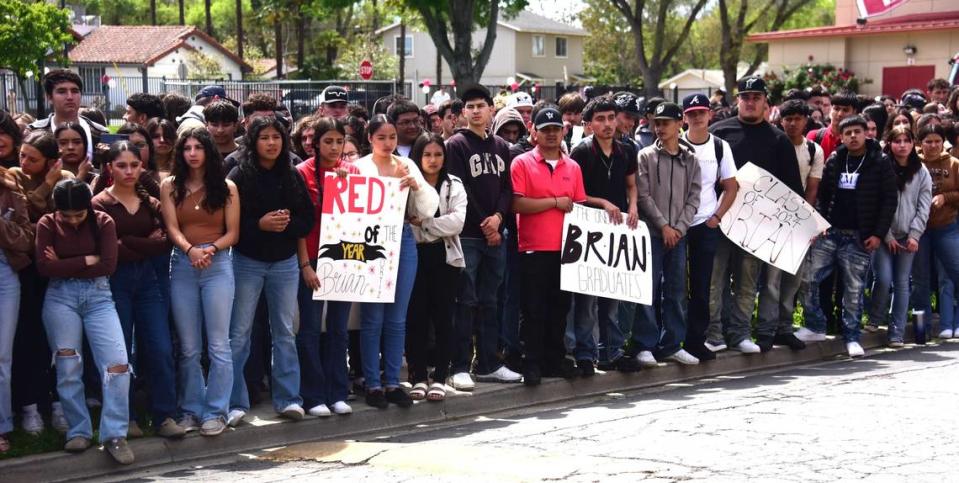 Estudiantes de Gustine High School muestran su apoyo al estudiante de último año Brian Ortiz Núñez durante una ceremonia especial de graduación en su honor el viernes 12 de abril de 2024 en Gustine High School en Gustine, California.