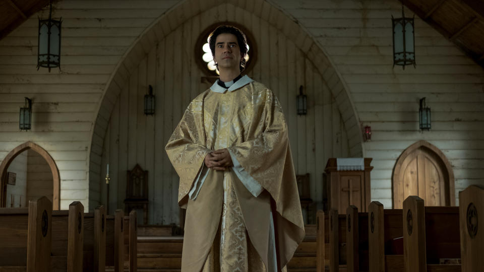 MIDNIGHT MASS (L to R) HAMISH LINKLATER as FATHER PAUL in episode 101 of MIDNIGHT MASS Cr. EIKE SCHROTER/NETFLIX © 2021