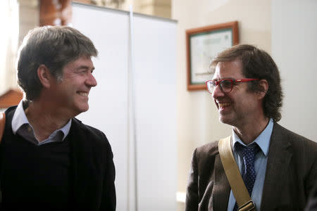 James Hamilton y Juan Andrés Murillo, víctimas de abuso sexual clerical en Chile, asisten a un tribunal en el que buscan una indemnización en un caso civil en Santiago, Chile, 18 de octubre de 2018. REUTERS/Ivan Alvarado