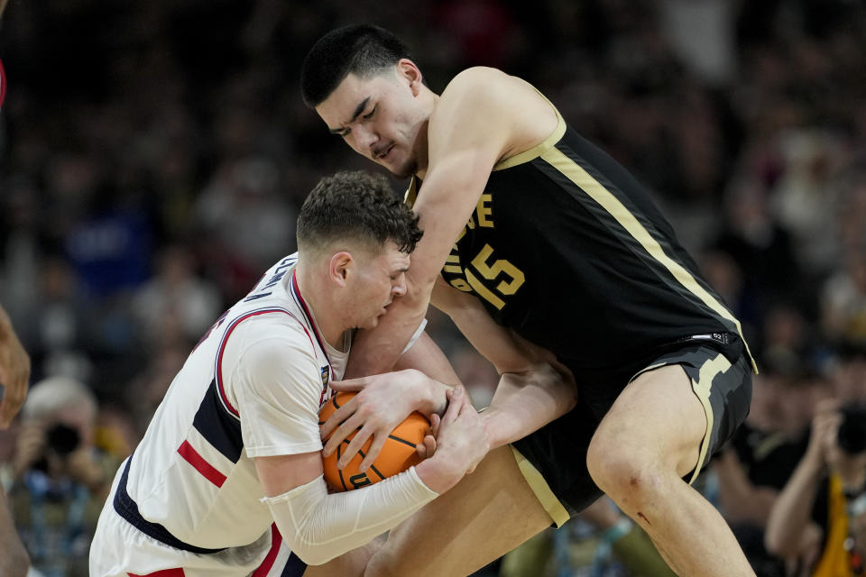 Purdue center Zach Edey (15) vies for the ball with UConn center Donovan Clingan (32) during the first half of the NCAA college Final Four championship basketball game, Monday, April 8, 2024, in Glendale, Ariz. (AP Photo/David J. Phillip)