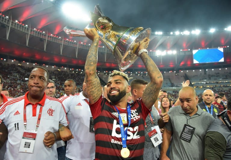 Gabigol holds up the Brasileiro trophy in 2019 (CARL DE SOUZA)