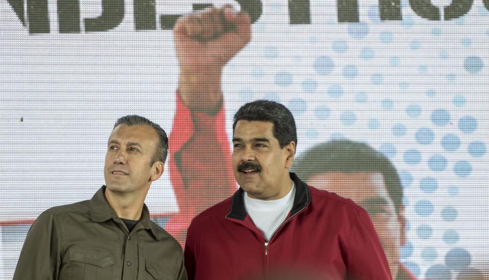 Tareck El Aissami (izq) y el presidente Nicolás Maduro. Foto: AFP