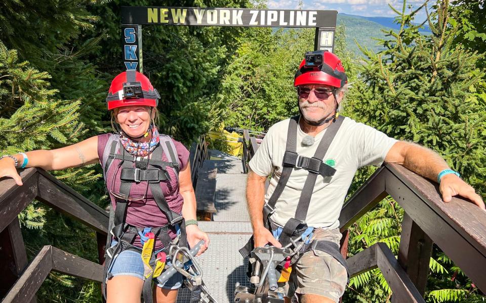 Eine Zipline-Bahn stellte Manu Reimann in Nordamerika vor große Herausforderungen. Konny nahm es ganz gelassen. (Bild: Kabel Eins)