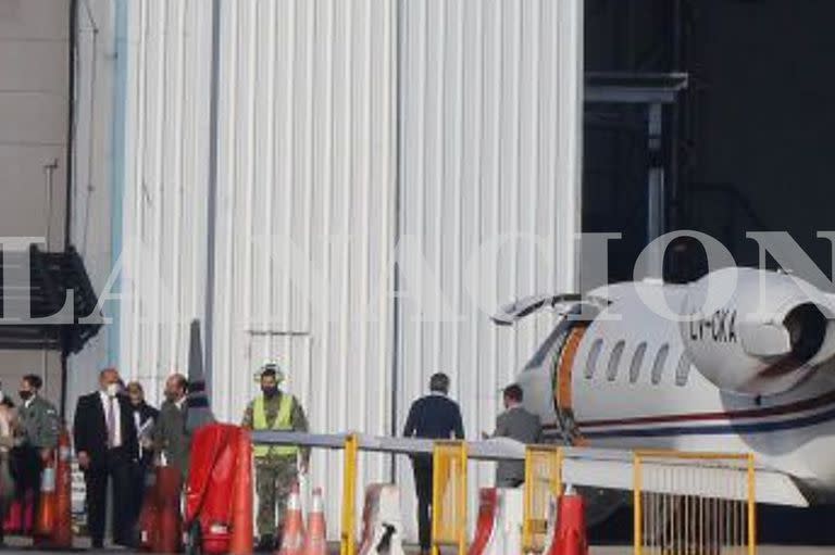 Manzur en el avión sanitario