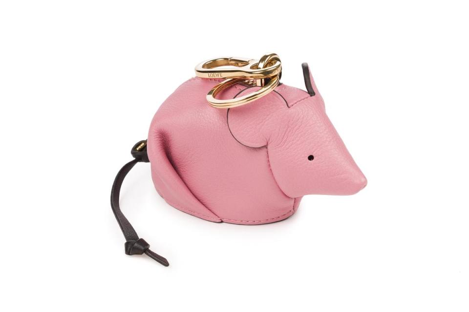 Mouse老鼠造型糖果粉小牛皮零錢包吊飾。NT$15,000（LOEWE提供）