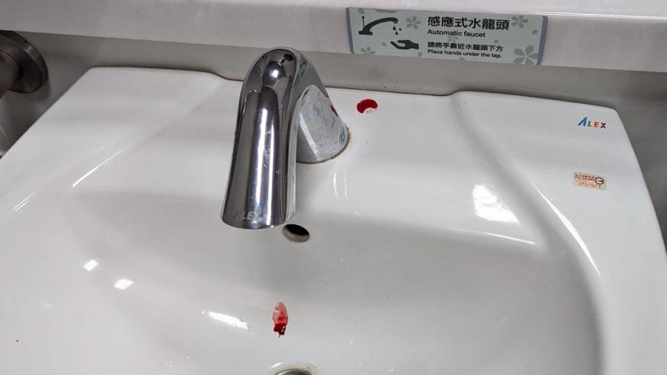 有目擊民眾在中捷廁所的洗手台上發現血跡。（圖／翻攝自魏國彥 臉書）
