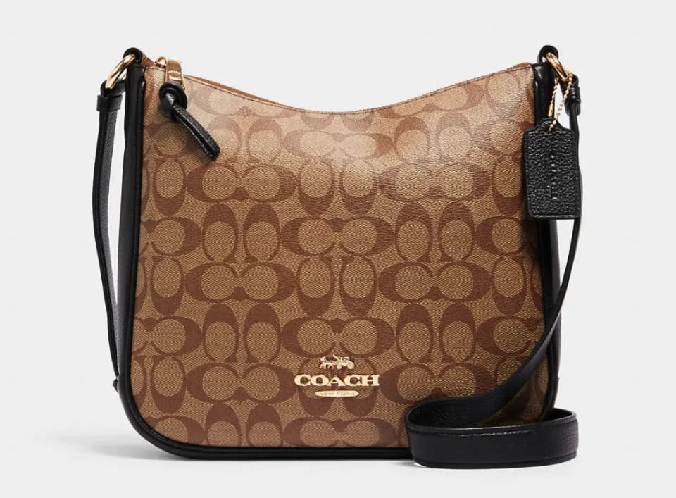 Bolso Ellie en lona con el monograma de la marca. Imagen vía Coach Outlet.