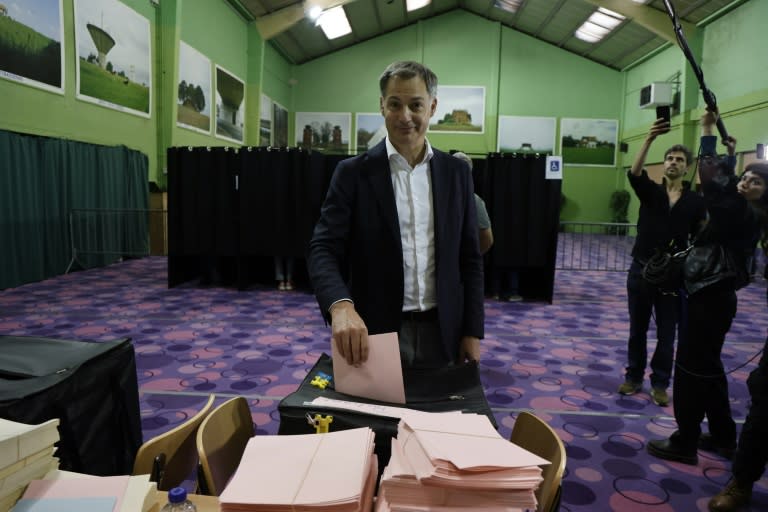 Le Premier ministre belge Alexander De Croo (Open Vld) vote à Michelbeke lors des élections régionales, fédérales et du Parlement européen, le 9 juin 2024 (NICOLAS MAETERLINCK)