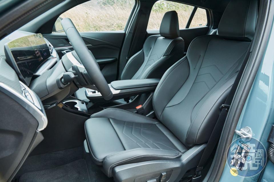 sDrive20i標配雙前座電調Veganza透氣皮革跑車座椅。