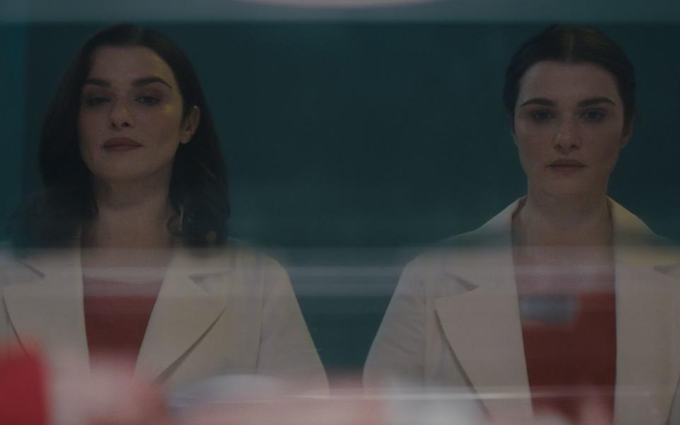 Im Serien-Revival des Sci-Fi-Films "Dead Ringers" übernimmt Rachel Weisz eine Doppelrolle. (Bild: Amazon Studios)